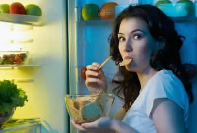 Midnight Snacking? 3 Ways Munching at Night Affects Your Digestion