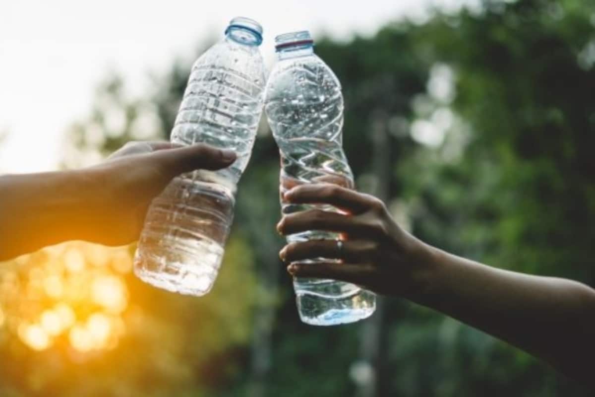 प्लास्टिक की बोतल में पानी पीने से सेहत को होते हैं कई नुकसान! हो सकती हैं  ये बीमारियां