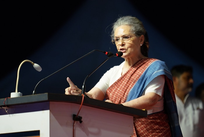 Read more about the article EC Issues Notice to Congress Chief Over Sonia Gandhi’s ‘Karnataka’s Sovereignty’ Remarks