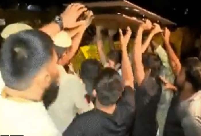 Wrestlers-Delhi Police Scuffle Breaks Out at Jantar Mantar; Watch VIRAL ...