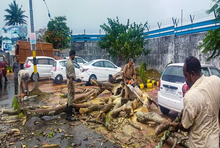 चक्रवात मोचा: पूर्व मेदिनीपुर जिले के दीघा और मंदरमणि के तटीय इलाकों में आपदा प्रबंधन बल के जवान हाई अलर्ट पर थे।  फोटोः पीटीआई