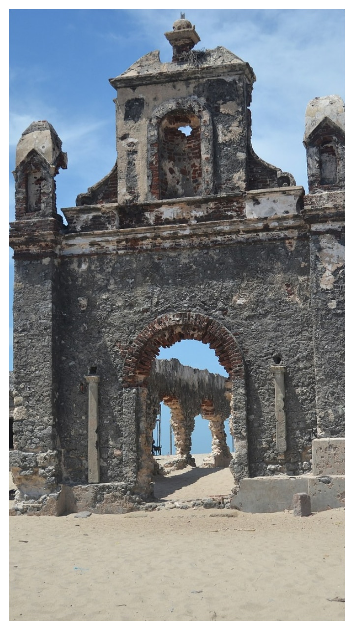 Dhanushkodi town, one of the smallest coastal towns in the world, stretches up to 15 km. In 1964, it was washed away by a massive cyclone and declared uninhabitable by the then Tamil Nadu government. It is a perfect destination for travelers looking for offbeat destinations.