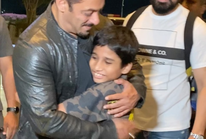 Salman Khan umarmt kleinen Fan am Flughafen