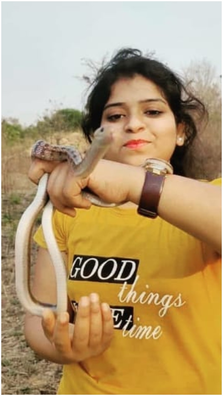 Snake Girl सांपों से खेलती है ये लड़की, लोग कहते हैं स्नेक गर्ल