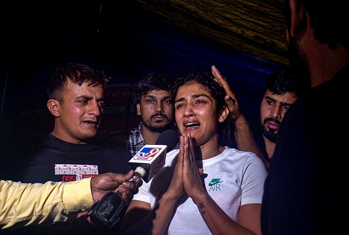 Delhi Police Caught In Midnight Scuffle With Wrestlers At Jantar Mantar; Vinesh, Bajrang Suffer Injuries | Top Points
