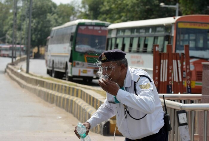 https://www.india.com/uttar-pradesh/traffic-cop-dies-after-fainting-due-to-severe-heat-in-ayodhya-6118875/अयोध्या में भीषण गर्मी के कारण बेहोशी के बाद ट्रैफिक सिपाही की मौत