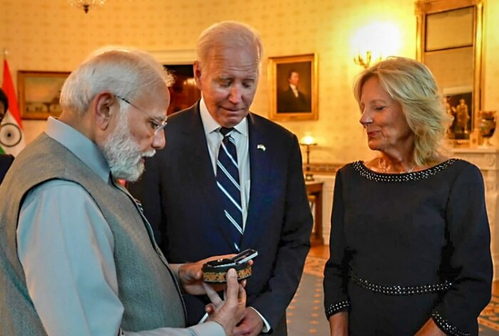 https://www.india.com/news/india/kashmiri-artisans-ecstatic-as-pm-modi-prets-flotus-jill-biden-with-diamond-kept-in-paper-machie-box-6127068/ जब पीएम मोदी ने जिल बिडेन को पेपर माची बॉक्स में रखे हीरे के साथ फ्लोटस भेंट किया तो कश्मीरी कारीगर बहुत खुश हुए