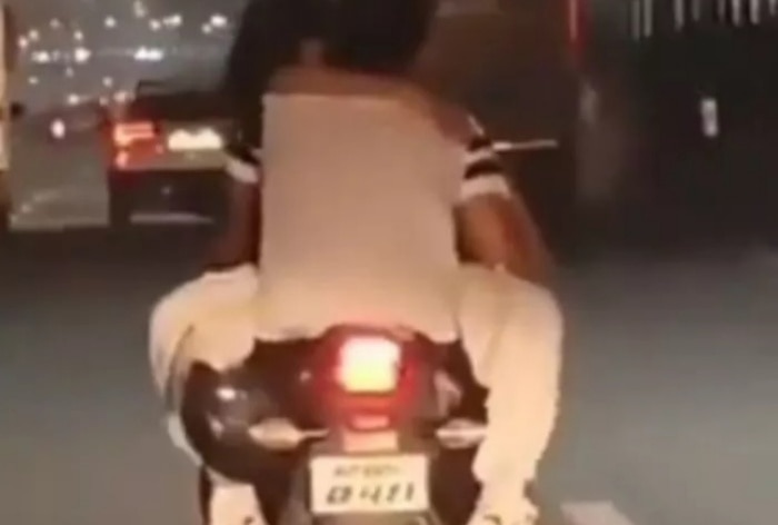 https://www.india.com/viral/viral-video-shows-couple-romance-on-bike-on-ghaziabad-highway-internet-outraged-watch-6125283/वायरल वीडियो गाजियाबाद हाईवे पर बाइक पर रोमांस करते युगल , इंटरनेट नाराज: देखो