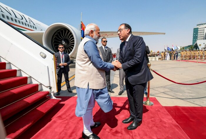 https://www.india.com/news/india/video-pm-modi-arrives-in-cairo-for-2-day-state-visit-welcomed-by-egypt-pm-mostafa-madbouly-at- हवाईअड्डा-6130709/वीडियो: प्रधानमंत्री मोदी दो दिवसीय राजकीय दौरे पर काहिरा पहुंचे, मिस्र के प्रधानमंत्री मुस्तफा मदबौली ने हवाईअड्डे पर उनका स्वागत किया