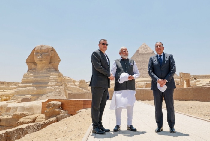 https://www.india.com/news/world/pm-modi-visits-the-great-pyramid-of-giza-during-maiden-state-visit-to-egypt-watch-6132277/पीएम मोदी ने दौरा किया मिस्र की पहली राजकीय यात्रा के दौरान गीज़ा का महान पिरामिड: देखें