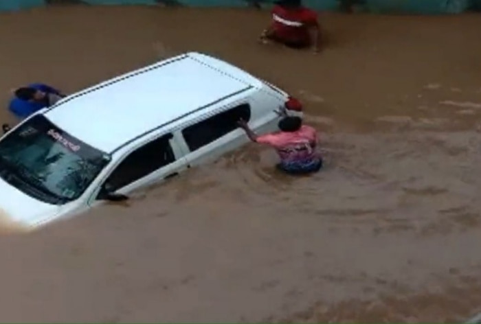 Gujarat Rain: गुजरात में 30 घंटे से लगातार हो रही है बारिश, दो दिन में नौ