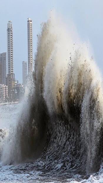 Biporjoy Cyclone क्या है, Photos में देखें इसका रौद्र रूप, जानिए कैसे बच सकते हैं