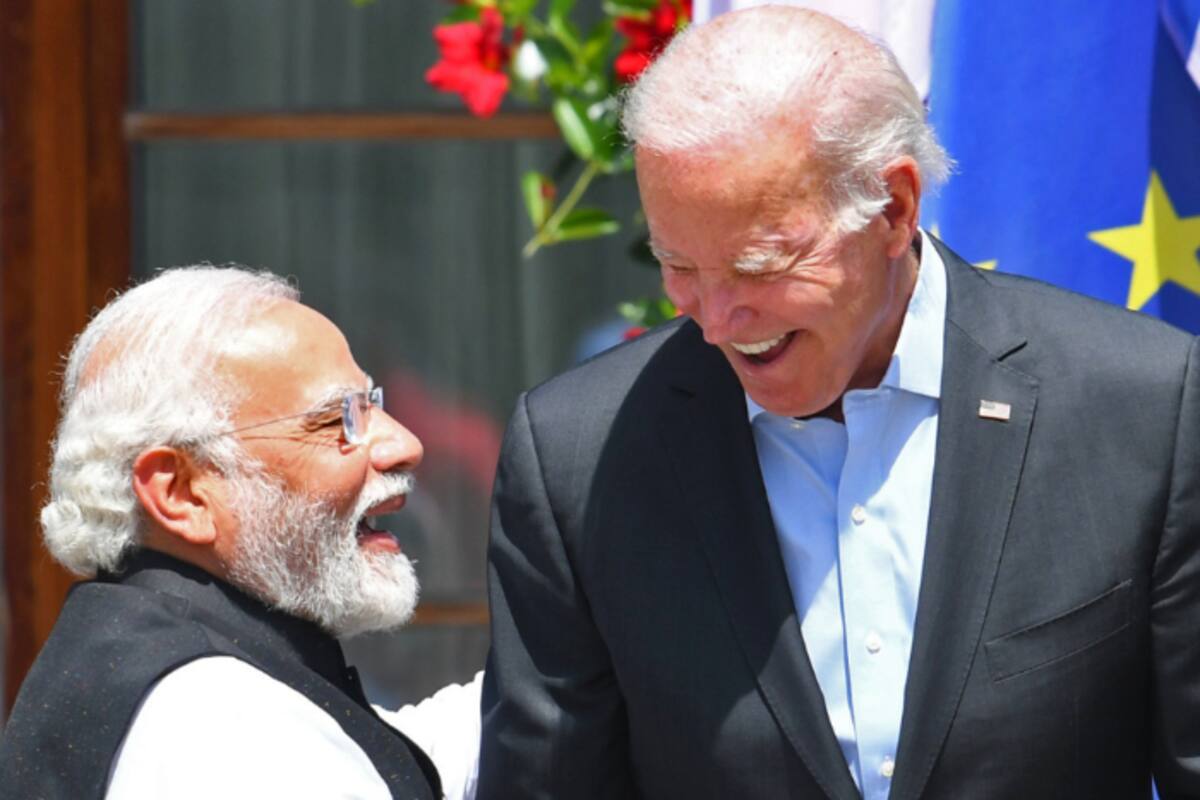व्हाइट हाउस में एक साथ लहरा रहे दोनों देशों के राष्ट्रीय ध्वज National flags of both countries hoisting together at the White House