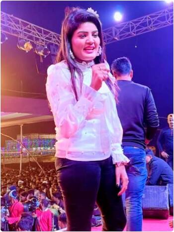 भोजपुरी सिंगर निशा उपाध्याय को LIVE शो में लगी गोली