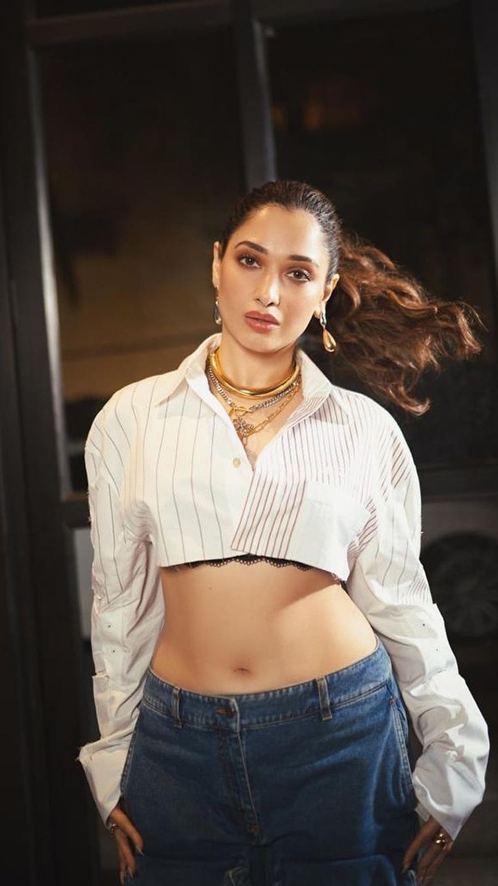 Fashion News | Elli AvrRam Poses in a Cool Black Crop Top Paired With  Low-Crotch Pants (View Pics) | 👗 LatestLY