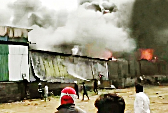 Massive Fire Breaks Out At Godown In Pune, Nearby Residents Evacuated - Vimarsana News