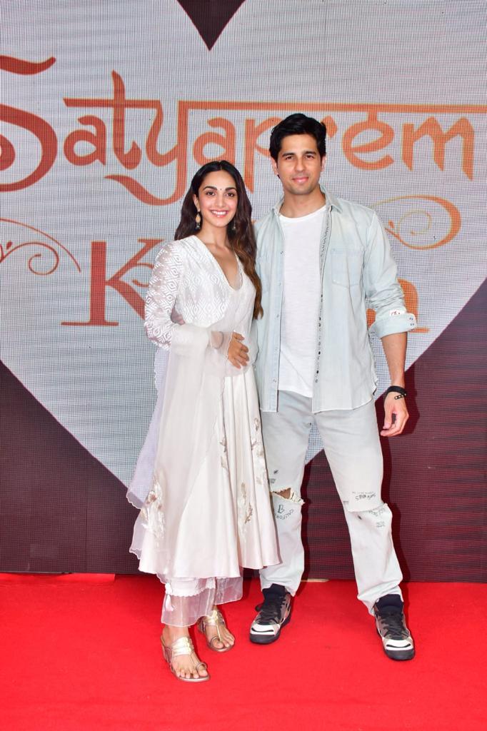 We also captured Sidharth Malhotra’s attendance at the event to cheer up his wife 