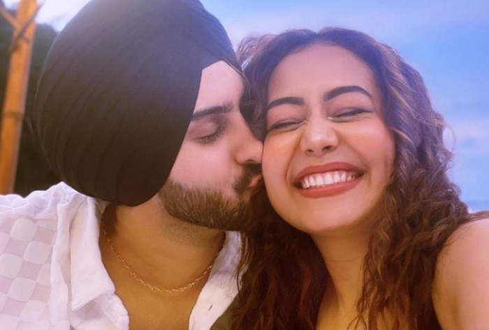 Neha Kakkar X Videos - Neha Kakkar's Romantic Pics With Rohanpreet Singh Put An End To Divorce  Rumours