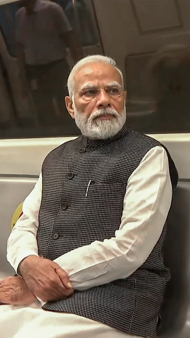 In Pics Pm Modi Interacts With People In Delhi Metro