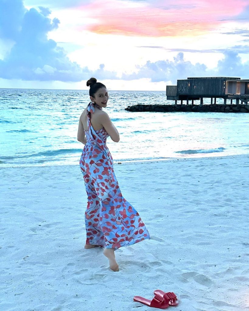 Ekta Maru - When planning my looks for Maldives I had my heart set on  finding the perfect day-time dress. After a lot of looking around found the  one on @shein_in . #