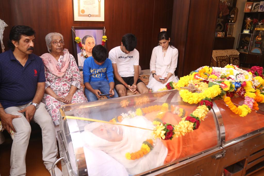 Sulochana Latkar : दिग्गज एक्ट्रेस सुलोचना लाटकर के अंतिम दर्शनों के ...