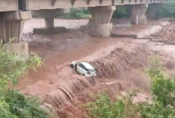 Haryana News पंचकुला के मंदिर में पूजा करने आई महिला की कार अचानक बह गई देखें Video