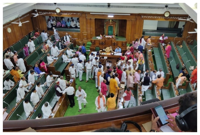 बिहार विधानसभा मानसून सत्र : तेजस्वी के इस्तीफे की मांग को लेकर हंगामा-Bihar Assembly Monsoon Session: Uproar over demand for Tejashwi's resignation