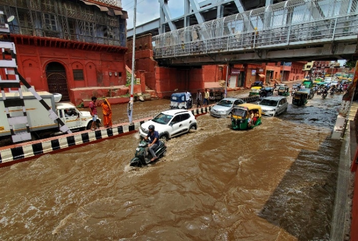 https://www.india.com/uttar-pradesh/after-delhi-yamuna-swells-in-agra-officials-prep-relief-efforts-as-low-flood-level-mark-breached-6170946/After Delhi, Yamuna Swells In Agra; Officials Prep Relief Efforts As