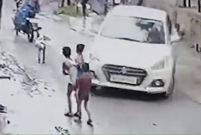 https://www.india.com/viral/up-shocker-lucknow-man-tries-to-crush-3-kids-under-his-car-over-enmity-with-father-watch-6176362/UP शॉकर : लखनऊ के एक व्यक्ति ने पिता से दुश्मनी के चलते तीन बच्चों को अपनी कार से कुचलने की कोशिश की