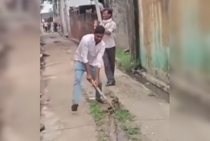 https://www.india.com/viral/baby-monkey-beaten-to-death-with-sticks-in-ups-budaun-horrifying-video-emerges-watch-6191983/Baby Monkey Beaten To Death With Sticks In UP