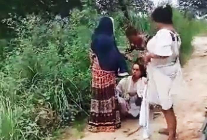 https://www.india.com/viral/on-camera-man-tonsured-forced-to-drink-urine-by-transgenders-in-ups-kasganj-5-held-6196631/On Camera: Man Tonsured, Forced To Drink Urine By Transgenders In UP