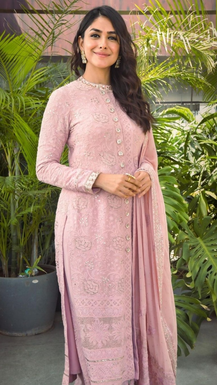 Mrunal Thakur Looks Apsara From Heaven In Pink 4634