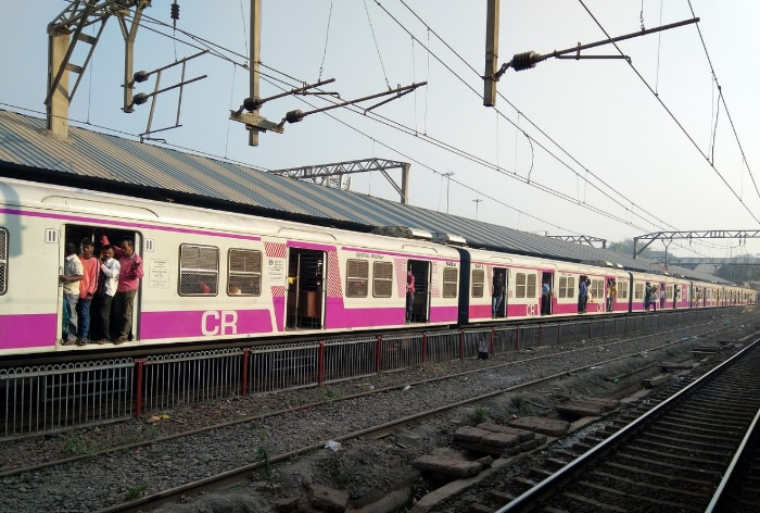 You are currently viewing Mumbai Local Train Services To Be Affected Due To Mega Block Today; Check Timings And Routes