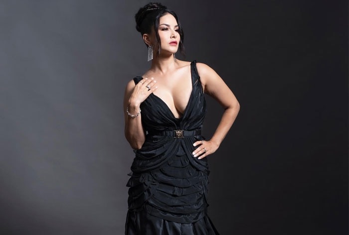 Sunny Leone in Rs 1.8 Lakh Plunging Gown Makes Internet Bedazzle, See Hot Pics in Sexy Black Number