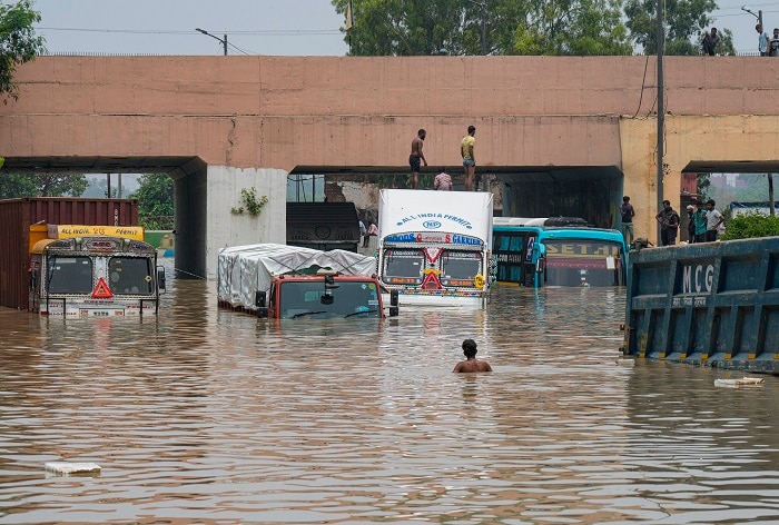 Delhi Flood: Govt Offices, Colleges, Shops Around Kashmere Gate Closed ...