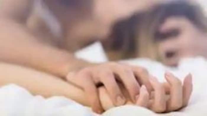 Husband caught wife in compromising position
