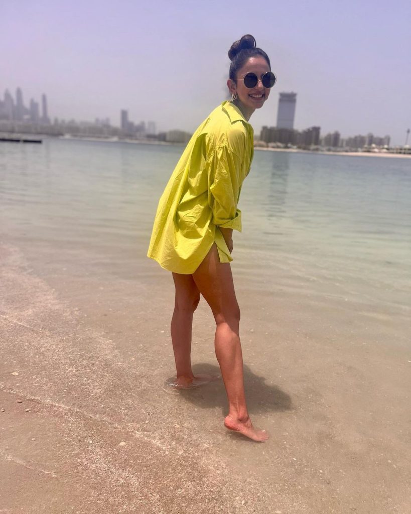Rakul Pri Sing X Videos - Rakul Preet Singh Stuns in Hot Neon Green Bikini While Sunbathing at Dubai  Vacation Pics