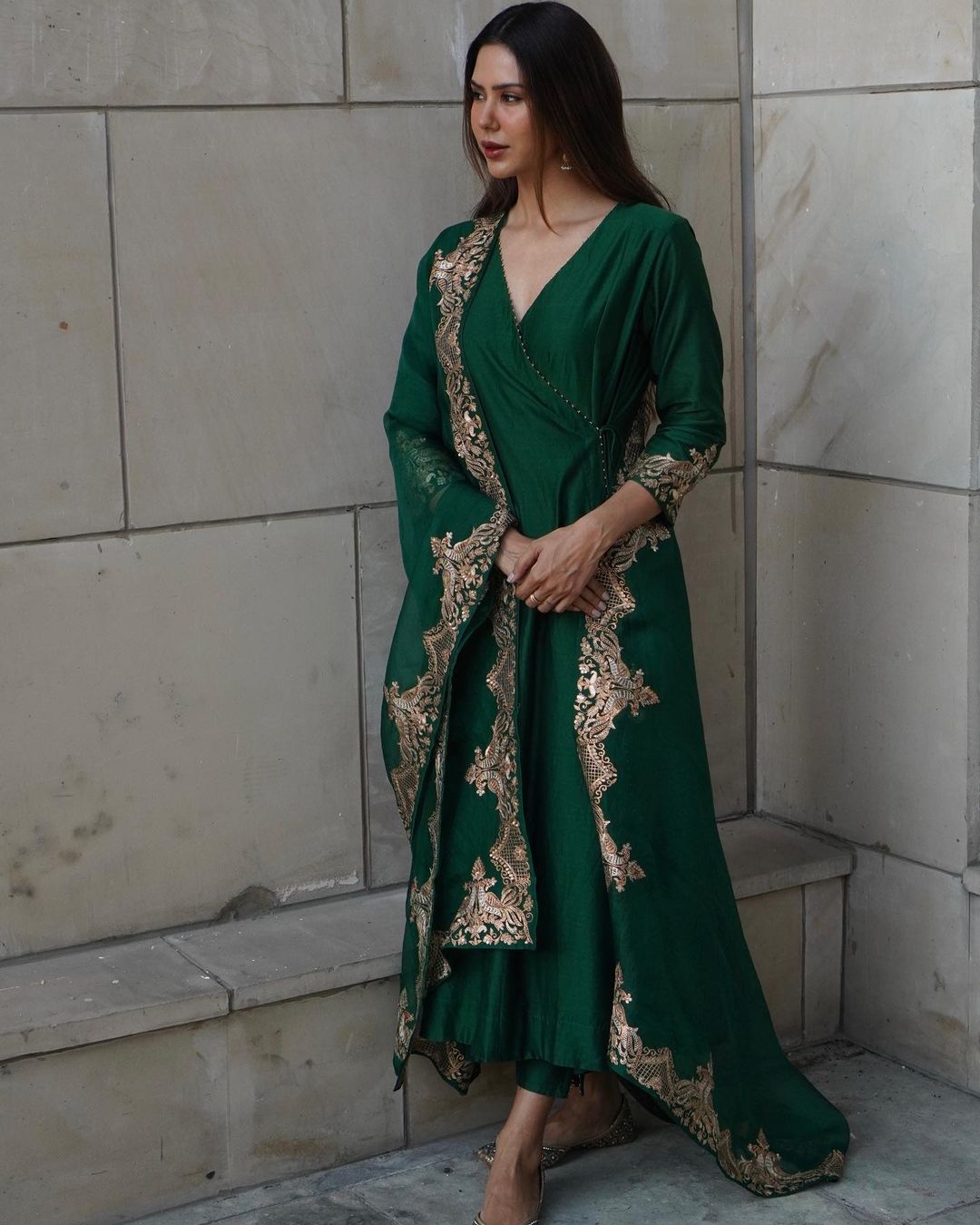 Hariyali Teej 2021 Celeb-Inspired Look: Nora Fatehi in Gorgeous Studded  Saree Is All The Inspiration You Need This Festive Season