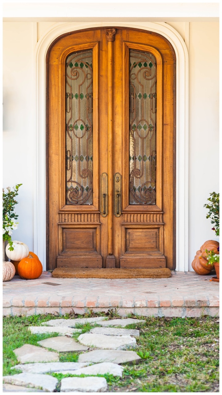 vastu-tips-8-things-to-keep-at-door-for-prosperity