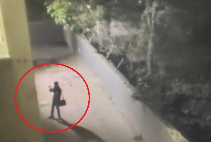 Delhi Police Releases CCTV Footage Of Accused Painting Pro-Khalistani Graffiti At Metro Stations; 2 Detained