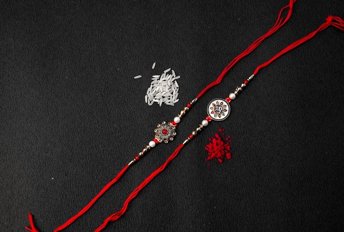 Papo Raksha Raksha Bandhan 2023: भाई को राखी बांधते समय क्यों लगाई जाती हैं तीन गांठें