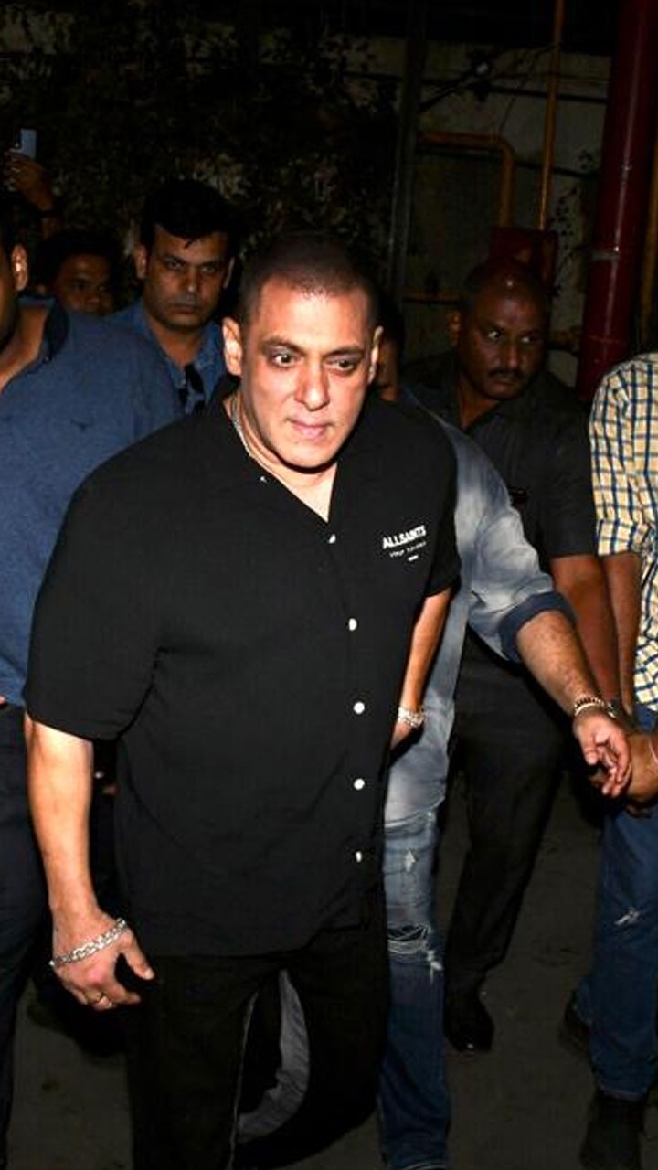 10 Viral Photos of Salman Khan in His Shocking Bald Look