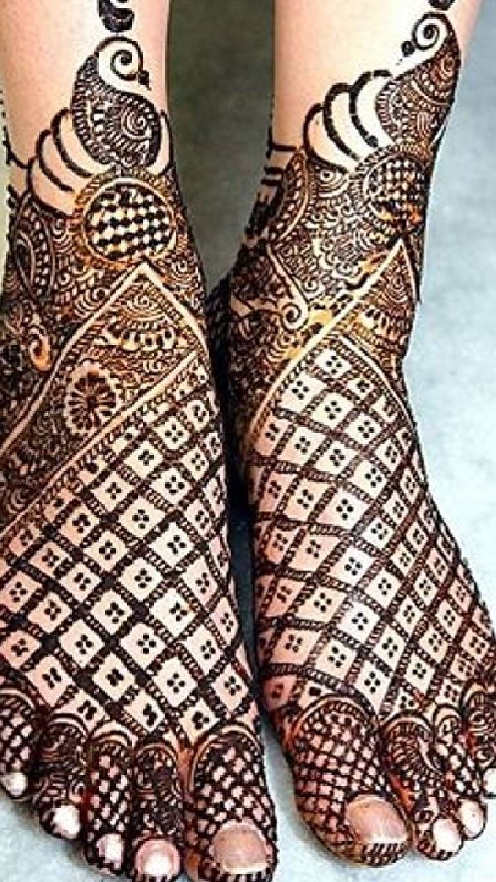 Premium Photo | Popular mehndi designs for legs or legs painted with mehandi  ind