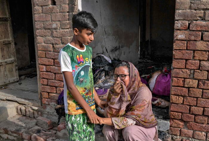 Pakistan के फैजलाबाद में चर्च में आगजनी, कट्टरपंथियों की भीड़ ने किया बवाल