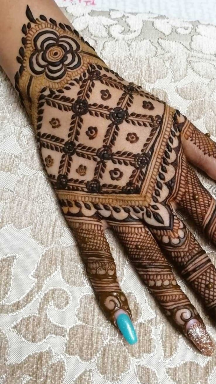Hariyali Teej Mehndi Designs: हरियाली तीज पर इन खूबसूरत और यूनिक मेंहदी  डिज़ाइन्स से सजाएं अपने हाथ - Beautiful and unique mehndi designs of  Hariyali teej and significance of henna