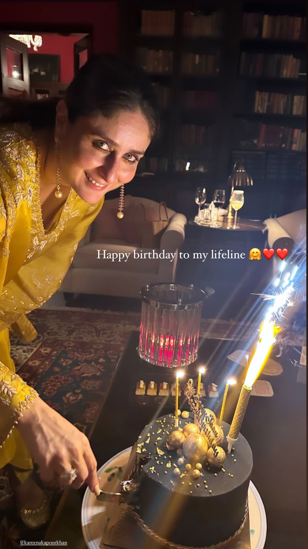 Kareena Kapoor Khan cuts her birthday cake