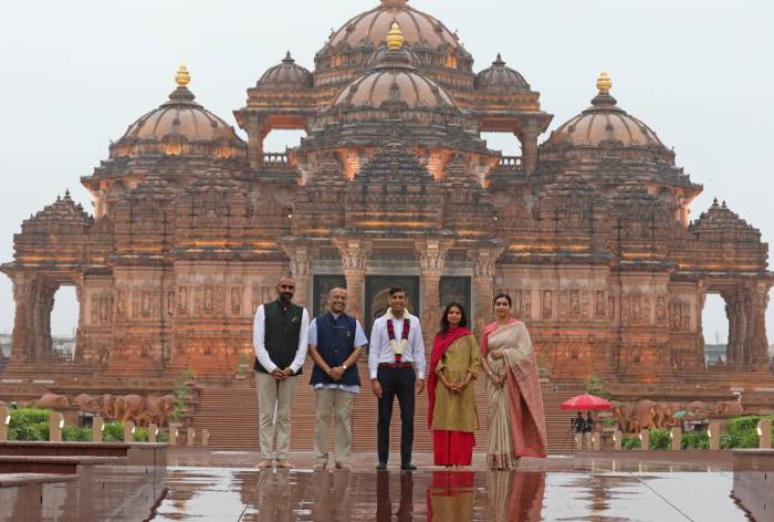 सुबह-सुबह अक्षरधाम मंदिर पहुंचे British PM Rishi Sunak, पत्नी के साथ ...