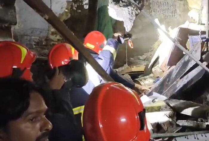 Infant Among 2 Killed As Building Collapses in Maharashtra's Bhiwandi; Rescue Underway| Watch
