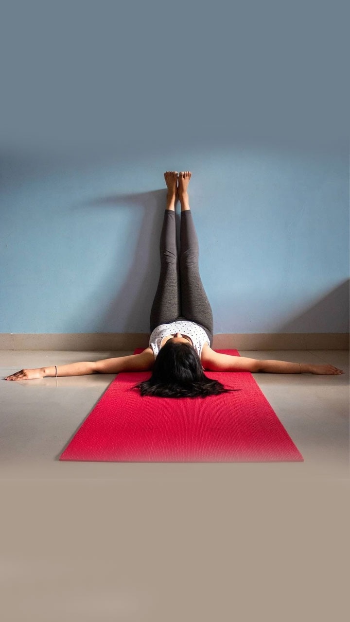 Yoga poses that are good for people with thyroid disease | Vinmec