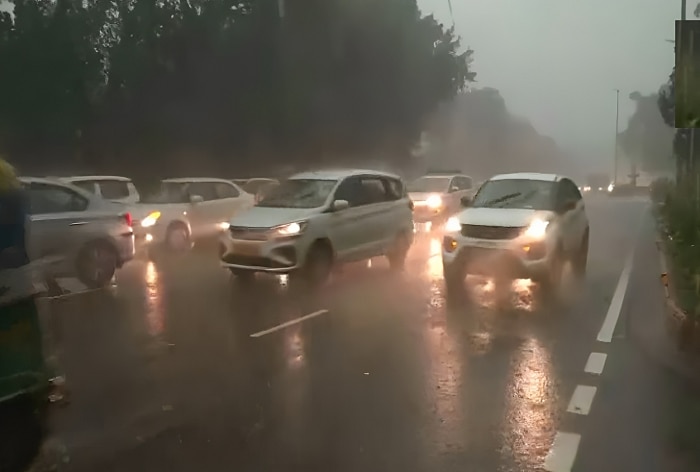 Heavy Rain Lashes Delhi: Traffic Jams, Waterlogging Reported In Several ...